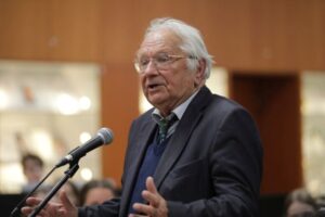 Slavnostni gost ob mikrofonu nagovarja obiskovalce 20. Obletnice Rastoče knjige.