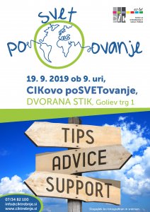 Plakat dogodka na katerem je slika lesenih kažipotov, v ozadju modro nebo s kopastimi oblaki.