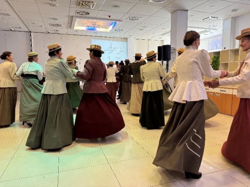 Fotografija iz tematske plesne delavnice članov UTŽO.