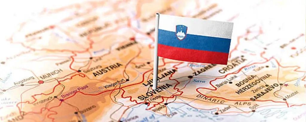 Slovenska zastava zapičena v sredino Slovenije na zemljevidu Evrope.