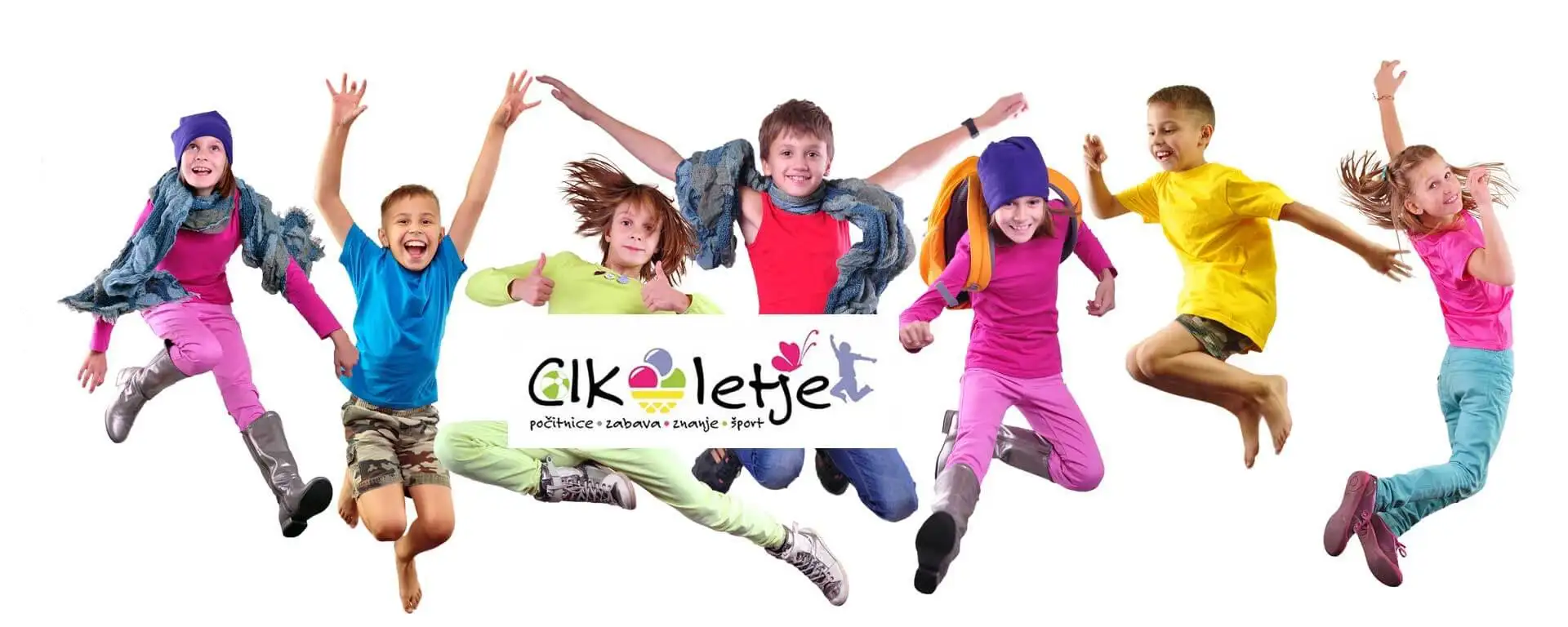Veseli otroci v pisanih oblačilih skočijo v zrak.